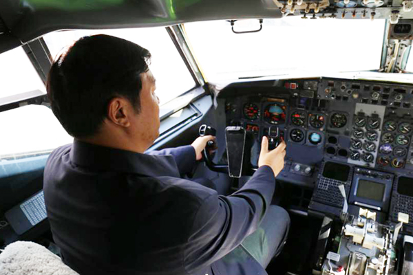 孙进院长在波音737飞机驾驶仓体验